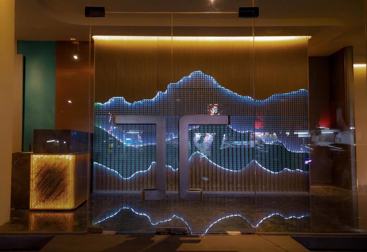 Qube Hotel By 98Hospitality Jakarta Bagian luar foto